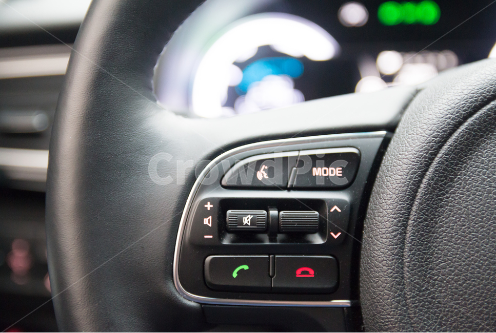 handsfree,control button,steering wheel button,control,convenience,smart,button,call,driving,Steering wheel,car,function,option