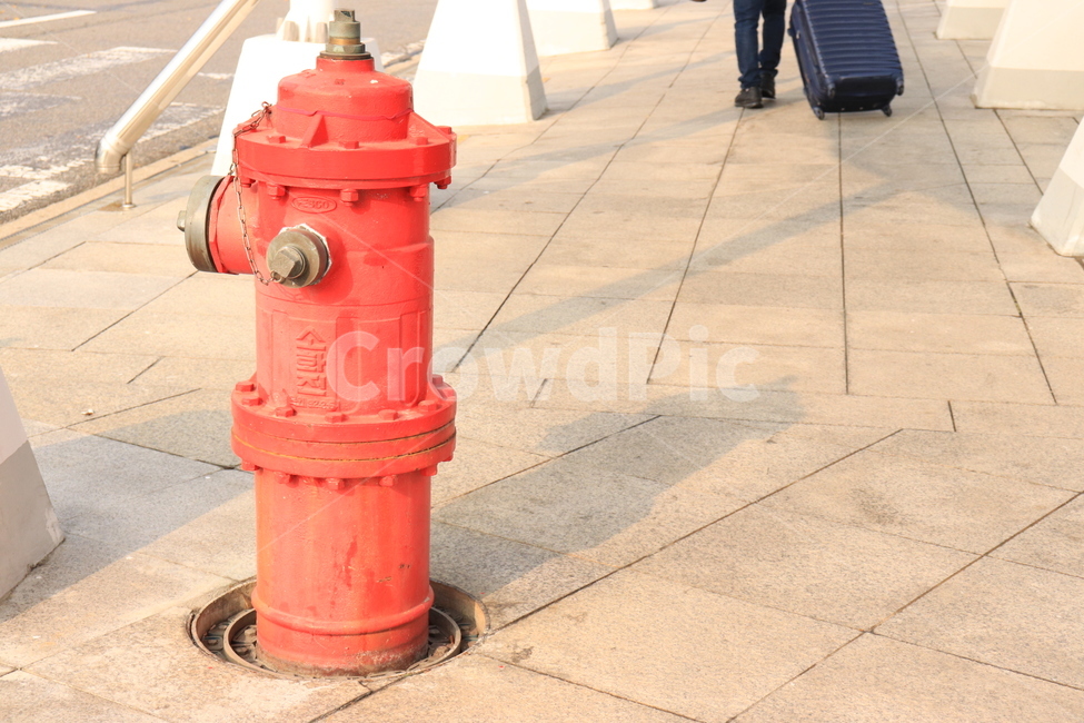 햇빛,소화전,sun,sunshine,hydrant,캐리어,길,빨강,아침,공항,그림자,사물,물건,오브젝트,thing,object,matter