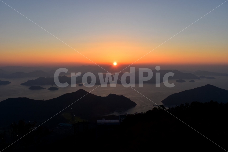 미륵산,바다,야경,통영,일출,가을,풍경,탐방,미래사,한려해상국립공원,자연,파란하늘,그림같은,칼라풀,뷰티플,아름다운,힐링,감성,정취,산세,명산,전망,조망,100대명산,nature,산,등산,트레킹,풍경사진,비경,경치,청명,가을날씨,경관,암봉우리,mountain,케이블카,섬,미륵도,바다백리길,달아길,여명,나폴리,자연,풍경,nature,landscape,한국자연풍경,한국자연경관,korea nature landscape,outdoors,옥외,sunset,일몰,dawn,새벽,red sky,붉은 하늘,dusk,황혼,sky,하늘