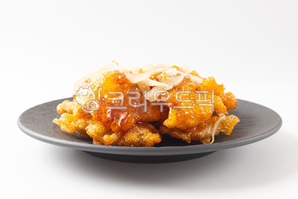 꿔바로우,중식,탕수육,튀김돼지고기,식초소스,바삭한고기,아시아요리,양파소스,튀김요리,전통음식,블랙접시,정통맛,중국요리,달콤새콤,고기요리