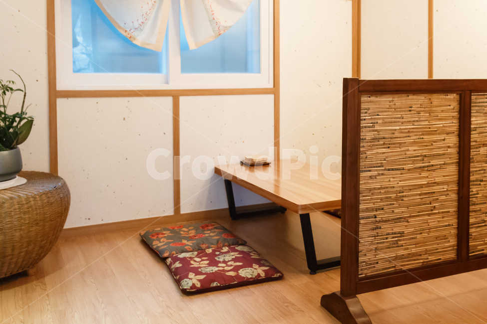 전통찻집,인테리어,내부,카페,찻집,실내,브라운,갈색,목재,테이블,한지,품격,고풍,방석,방바닥,좌식,좌식테이블,좌식카페,인테리어,실내디자인,interior design