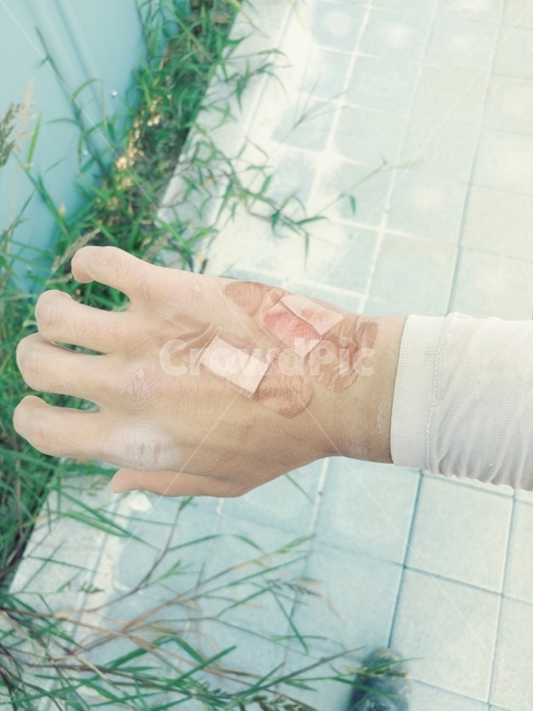 상처,손,손등,밴드,피,토시,쿨토시,손가락,피부,아픔,고통,쓰라림,시림,차가움,서글픔,땅,보도,모래,바닥,풀,식물,자연,건설,현장,용역,노가다,방심,응급처치,타박,타박상,철판,흙,패턴,Wound,hand,band,blood,toshi,kool,toe,finger,skin,pain,soreness,calm,coolness,sadness,ground,sidewalk,sand,floor,flora,nature,construction,scene,Nogada,nervousness,firstaid,puncture,bruise,ironplate,soil,사람,인물,인간,human,person,신체일부,몸,body,의료,의학,병원,medical,hospital,clinic