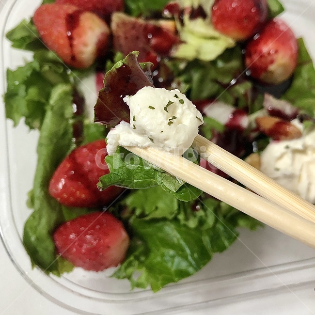 샐러드,젓가락,음식,야채,드레싱,상추,로컬푸드,건강식,식물성,건강,맛,healthy,신선,이파리,채식주의,오가닉,영양,끼니