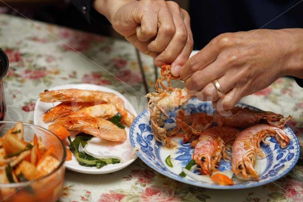 새우,쉬림프,집밥,식사,해산물,대하,대하구이,안주,먹방,새우요리,우리집,식탁,음식,푸드,해물,사람,인물,인간,human,person,신체일부,몸,body,음식,식재료,요리,food,cook,meal,dishes,food reserves,수산물,해산물,fishery products,seafood