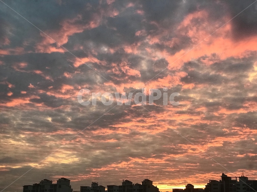 구름,불,노을,빨강,하늘,불타는,nature,자연,outdoors,옥외,cloud,sunset,도심,city,저녁,해질녘,sky,자연,풍경,nature,landscape