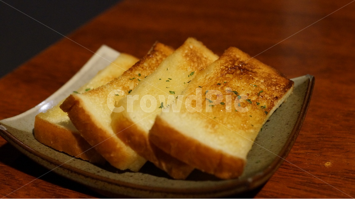 마늘빵,식빵,마늘,수제마늘빵,마늘바게트,식전요리,식전,파슬리,바게트,디터즈,브런치,구운,버터,바질,음식,식재료,요리,food,cook,meal,dishes,food reserves,빵,bread