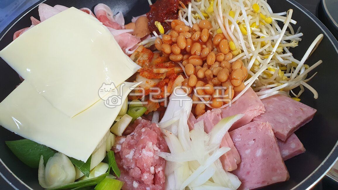 부대찌개,음식,요리,치즈,콩,햄,소세지,돼지고기,콩나물
