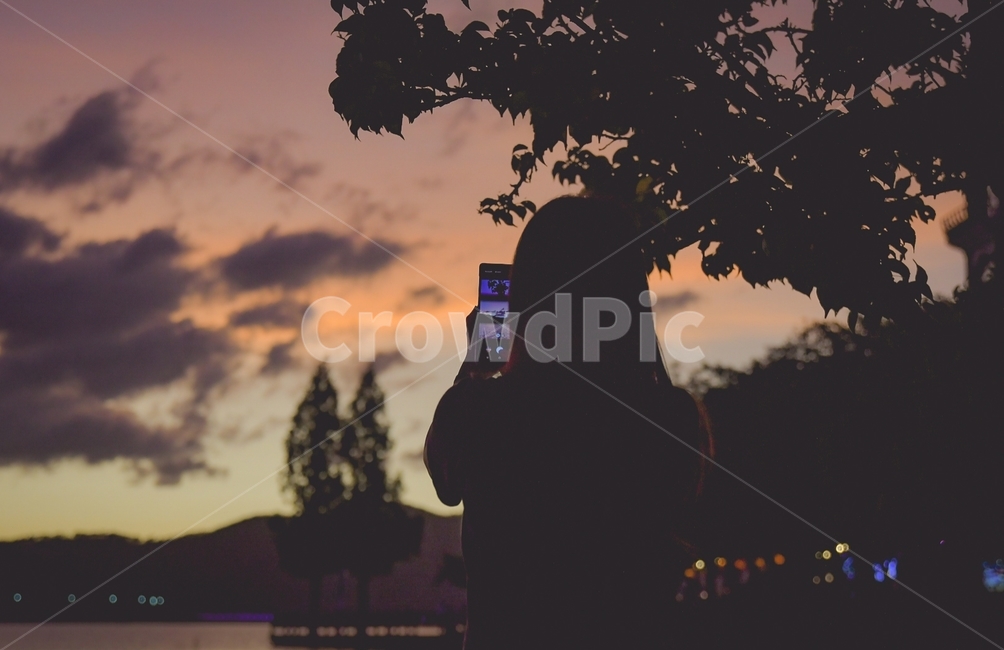 실루엣,silhouette,노을,unser,여자,사람,뒷모습,카메라,사진,나무,자연,감성,woman,picture,nature,human,호수,lake,데이트,date,tree,sky,camera