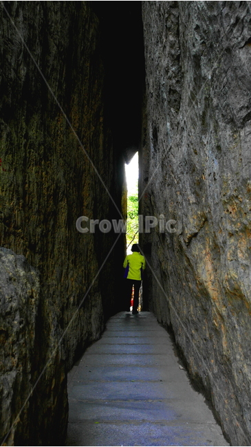 향일암,바위,관광객,여수시,돌산도,암자,남해,한려수도,path,통로,walkway,보도,길,입구,문