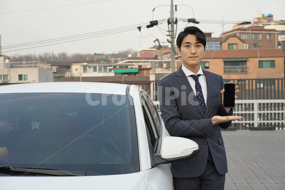 운전,차,차량,자동차,남자,남성,사람,직장인,출근,피곤,운전자,주차장,여유,정장,비즈니스,비즈니스맨,스마트폰,사람,인물,인간,human,person,남성,남자,man,male,교통,교통수단,traffic,transportation,정보통신기술,전자기기,전자제품,it,information,technology,electronic equipment,비즈니스,사업,business,service,work