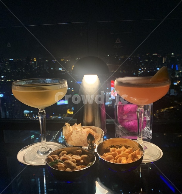 glass,유리,밤,야경,칵테일,데이트,분위기,nightview,cocktail,light,전등,mood,두명,커플,couples
