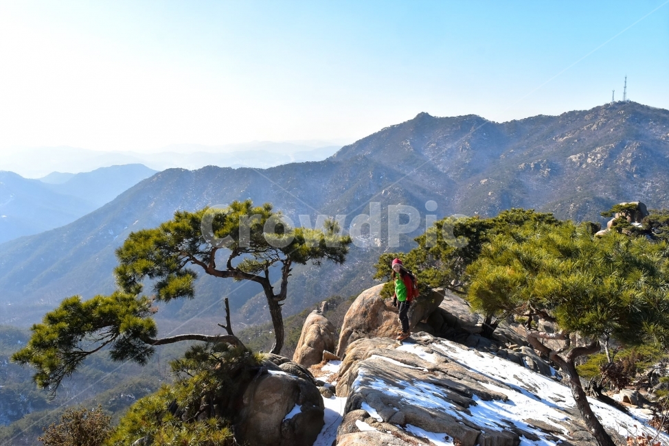 관악산,풍경,겨울,자연,눈,스포츠,등산,산행,nature,snow,겨울풍경,느낌,아름다운,신비로운,경이로운,기암,바위,암봉,암릉,다큐,필,힐링,명산,landscape,winter,season,트레킹,100대명산,인기명산,조망,전망,정부청사,6봉,수목원능선,바윗길,암릉길,명품송,소나무,한국자연풍경,한국자연경관,korea,관양능선,팔봉능선,국기봉,겨울,계절,winter,season,자연,풍경,nature,landscape,한국자연풍경,한국자연경관,korea nature landscape,사람,인물,인간,human,person,여성,여자,woman,female,lady,여행,휴가,traveling,vacation,trip,스포츠,레저,운동,sports,leisure,exercise,outdoors,옥외,adventure,모험,leisure activities,레저 활동