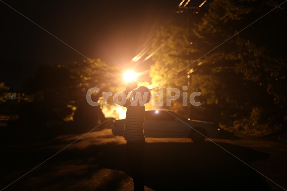 역광,가로등,야경,촬영중,실루엣,사람,인물,인간,human,person,인물실루엣,사람실루엣,character silhouette,human silhouette,사진작가,포토그래퍼,photographer,감성,sensible,feeling,flare,플레어,light,빛,car,차,automobile,자동차,vehicle,차량,transportation,교통