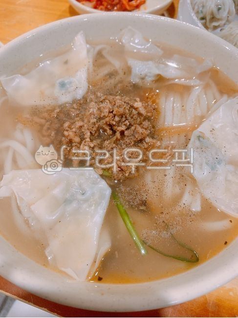 dumpling,noodle food,plate,Kalguksu,bowl,food,meal,dish,Mandu Kalguksu,Noodle dish