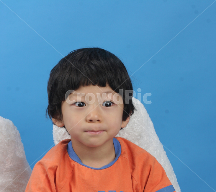 얼굴표정,남자아이,어린아이,미소,웃음,응시,관심,스마일,얼굴,사람,인물,인간,어린이,감정표현,수줍음,기분,kid,smile,human,boy,person,facial,expression,child,children,feeling,face,emotion,사람,인물,인간,human,person,얼굴표정,facial expression,face,어린이,어린아이,child,children,kid,감정표현,기분,feeling,emotion