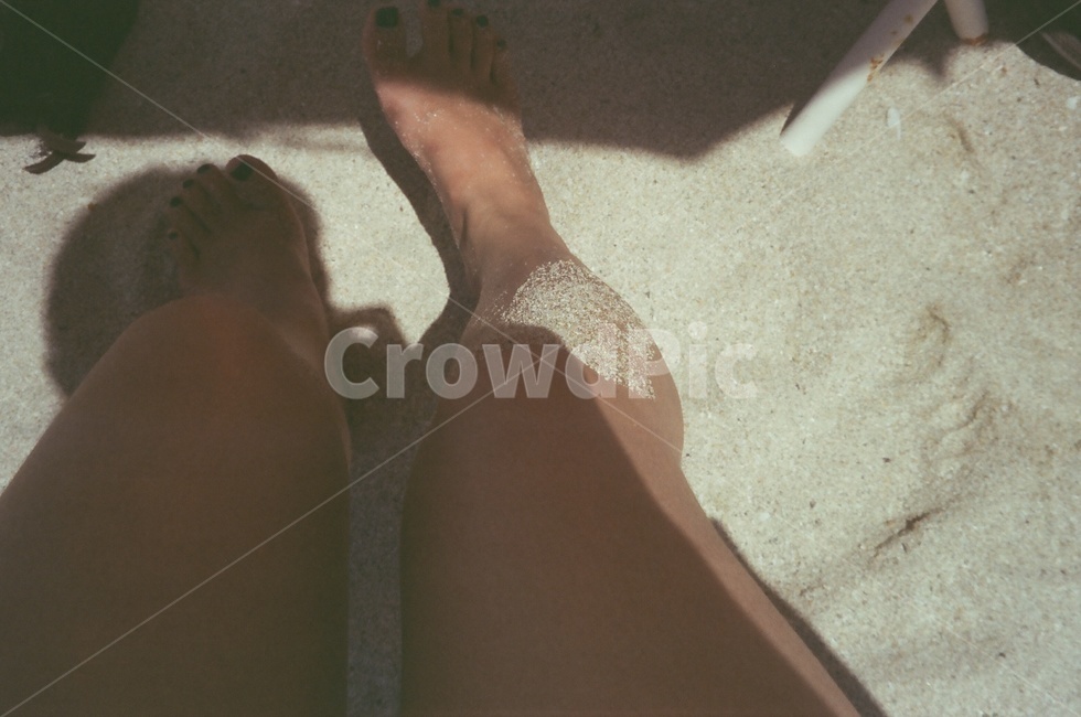 다리,바다,해수욕장,모래,모래사장,발,여름,그림자,파라솔,beach,shadow,summer,leg,foot,film,filmcamera,필카,필름카메라,사람,인물,인간,human,person,신체일부,몸,body
