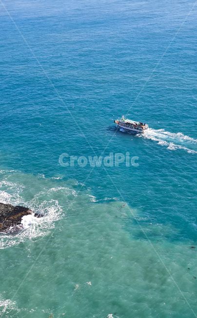 water,물,ocean,대양,outdoors,옥외,nature,자연,sea,바다,vehicle,차량,boat,보트,transportation,교통,갈매기