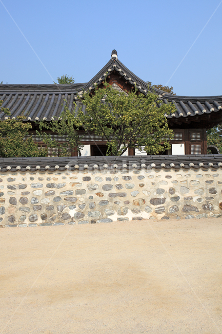 한옥,전통가옥,전통,가옥,한국전통,집,기와집,전통집,기와,담,담장,돌담,벽,마당,땅,바닥,배경,백그라운드,공간,건축,건축물,전통건축,전통건축물,하늘,지붕,나무,풍경,민속,야외,실외,익스테리어,남산골,한옥마을,남산골한옥마을,서울,한국,한국전통,한국문화,korean traditional,korean culture,건축물,건물외관,exterior,building,structure,architecture,construction