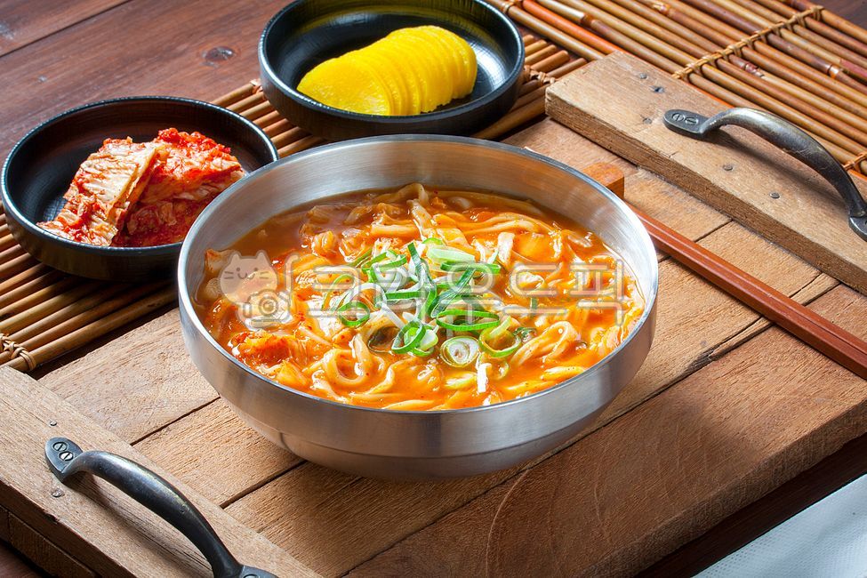 칼국수,김치,김치칼국수,얼큰칼국수,국수,식사,점심,점심식사,저녁,저녁식사,음식,한식,한국음식,전통음식,민속음식,전통칼국수,요리,전통요리,한국요리,맛집,식당,별미,면,면요리,야채,채소,대파,단무지,food,국수요리,밀가루,식재료,밀가루요리,간편식,음식점,한국음식점,가정식,칼국수면,국수면,김치국수,김치요리,그릇,접시