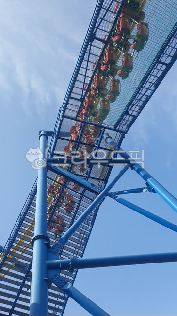 어린이날,놀이기구,놀이동산,어린이대공원,롤러코스터,가정의달,rollercoaster,amusementpark,재미있는,fun,스릴,하늘,sky,가족,나들이