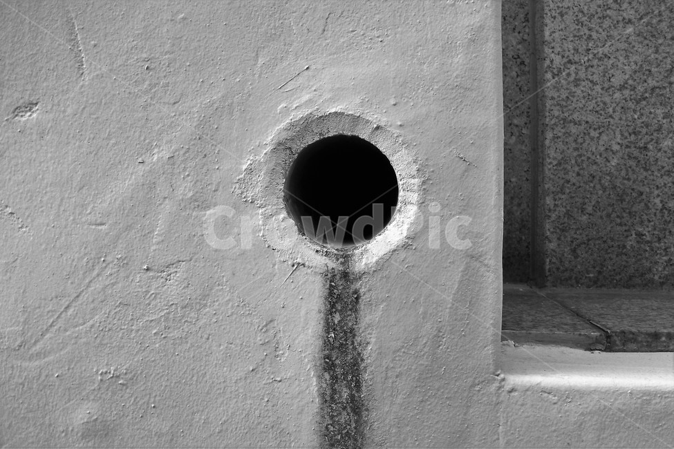 배수구,구멍,빗물,물자국,건물,원형,circle,outlet,waterdrain,wall,building,흑백,모노톤,monochrome,black and white