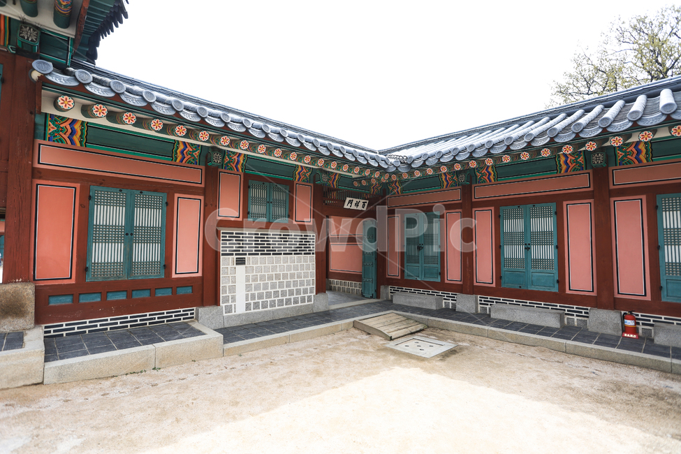 경복궁,문화재,서울,건축,궁전,문,지붕,기와,돌담,돌기둥,고건축,종로구,한옥,한국,건청궁,창호지,서까래,석가래,기둥,창살,흙길,주춧돌,추녀,목조건축물,창문,처마,단청,한국전통,한국문화,korean traditional,korean culture,랜드마크,landmark,tourist attraction,한국랜드마크,한국관광지,한국명소,korea landmark,korea tourist attraction,건축물,건물외관,exterior,building,structure,architecture,construction