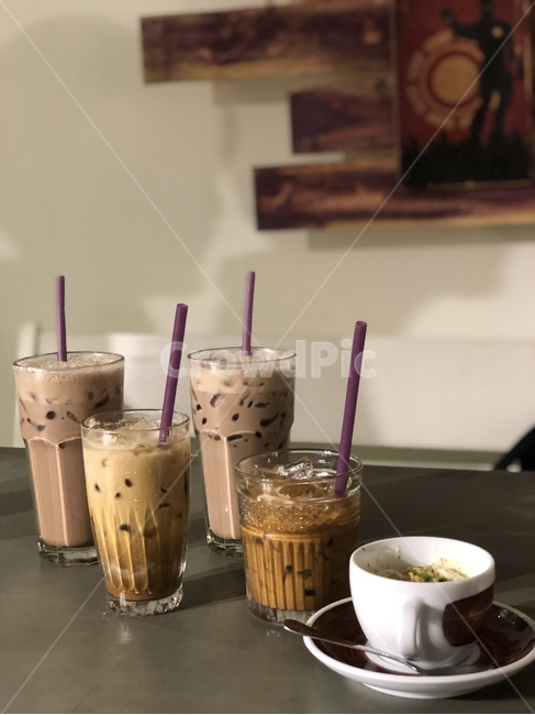 커피,바닐라라떼,아포카토,초코프라푸치노,음료,카페,cafe,coffee,여름,얼음,테이블,그림자,힐링,휴식,시원한,조용,따뜻한,수다,친구,친목,healing,happy,빈티지,머그잔,유리잔,mugcup,glasses