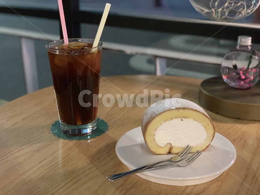 커피,아메리카노,빵,조각케잌,유리잔,컵받침,접시,테이블,coffee,cafe,빨대,포크