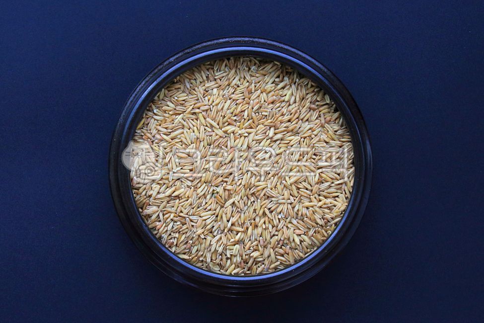 oats,pot,superfood,crop,bowl,black background,fresh,cereal,grain,food,food,oatmeal,black background,farm products,health food,cereals,oats,oat rice,foodstuff,foods,multigrain,cereals,nature,close up,food,health,ingredients,healthy food,background,foodstuf