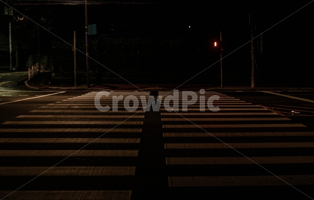 횡단보도,저녁,빨강,빨간불,어두움,야경,밤,풍경,nightscape,night,landscape,교통,교통수단,traffic,transportation,asphalt,아스팔트,road,도로,lighting,조명