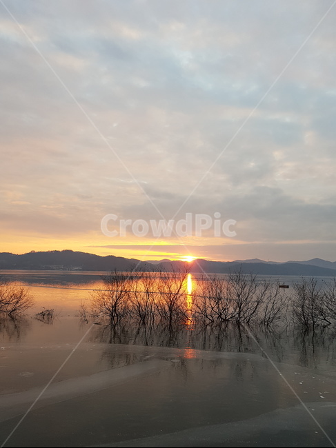 여명,저수지,석양,떠오르는해,겨울저수지,자연,풍경,nature,landscape,outdoors,옥외,light,빛,flare,플레어