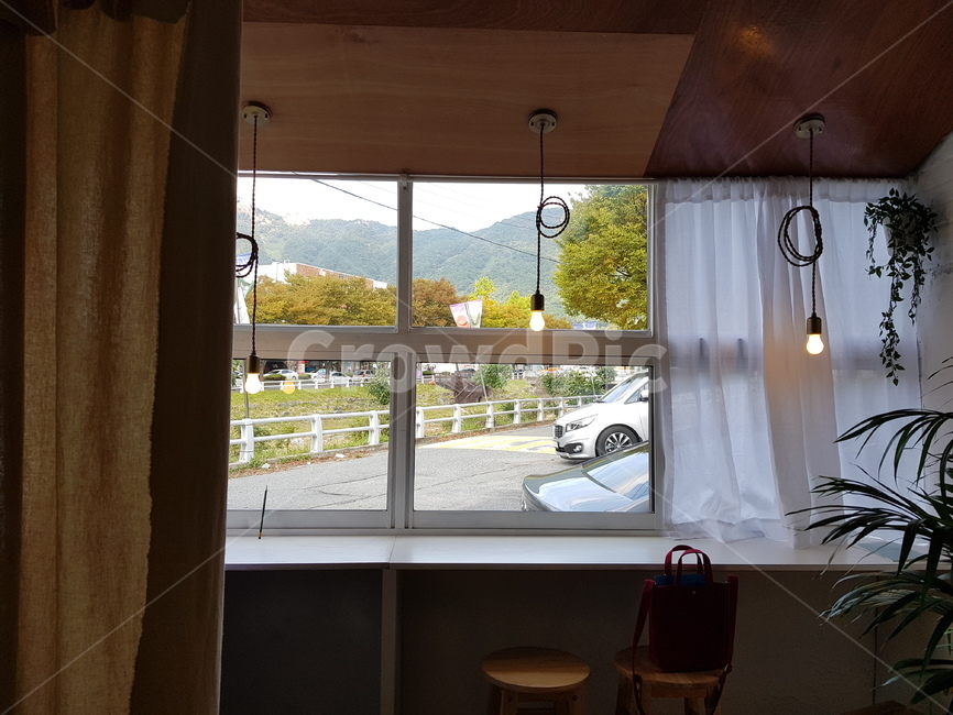 우드,조명,따뜻한,카페,cafe,식물,화분,나무,일상,의자,테이블,탁자,햇살,인테리어,실내디자인,interior design