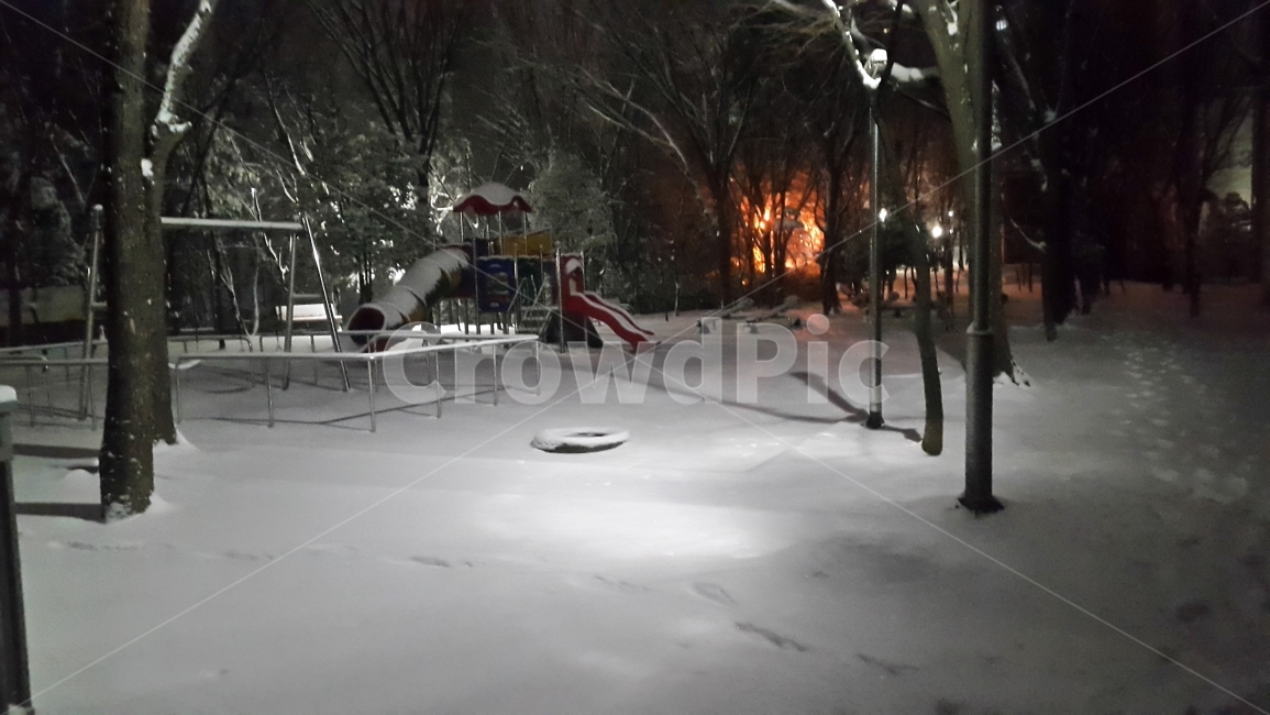 겨울,밤,첫눈,놀이터,눈쌓인놀이터,겨울,계절,winter,season,야경,밤,풍경,nightscape,night,landscape,놀이공원,놀이동산,놀이터,amusement park,playground,운동장,play area,놀이 공간