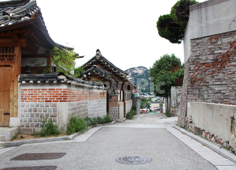 한국,서울,북촌,골목길,전통적인,전통건물,한옥,대한민국,집,건축,한국전통,한국문화,주택,지붕,돌담,스타일,디자인,한국전통,한국문화,korean traditional,korean culture