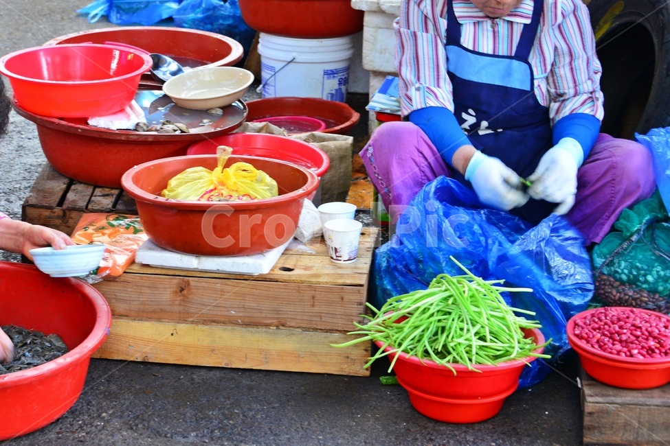 시장,재래시장,전통시장,노점상,좌판,bowl,사발,human,인간,person,사람,감자순,완두콩