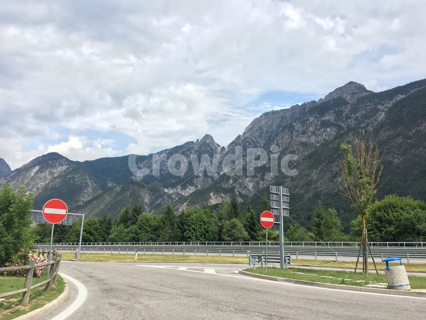 길,표지판,산,도로,산악도로,구름,스위스,산악지대,자연,풍경,nature,landscape,road,symbol,상징