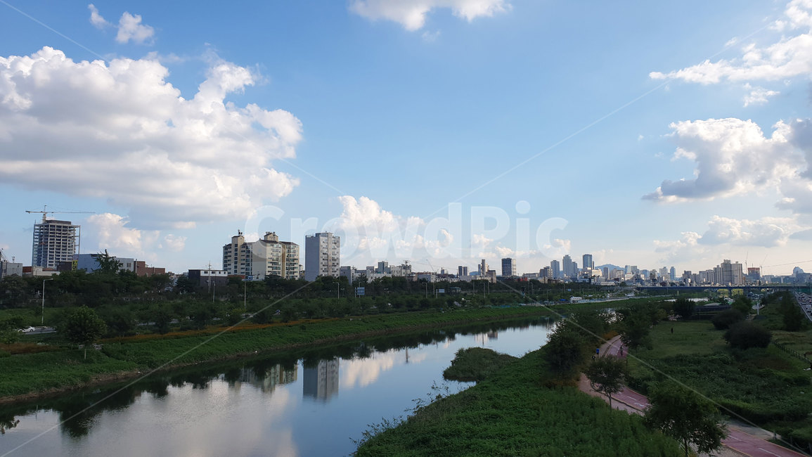 건물,아파트,뭉게구름,하늘,도시,도시,풍경,city,landscape,ditch,도랑,outdoors,옥외