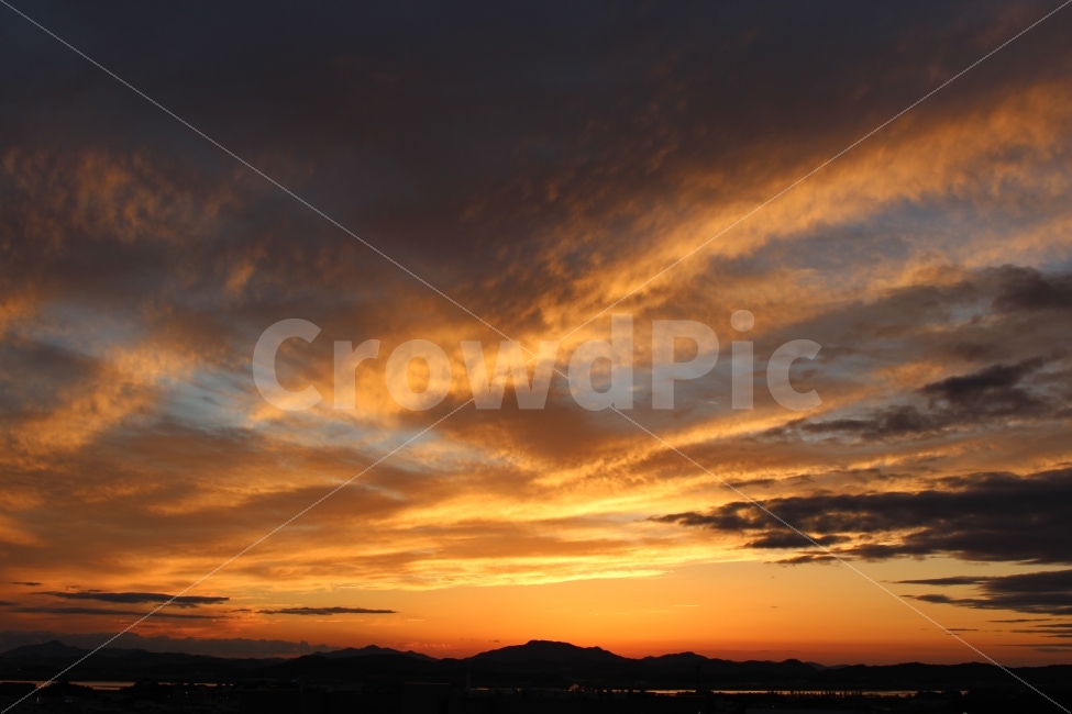 하늘,석양,구름,붉은석양,지는해,자연,풍경,nature,landscape,outdoors,옥외,sky,dusk,황혼,sunset,일몰,red sky,붉은 하늘,dawn,새벽