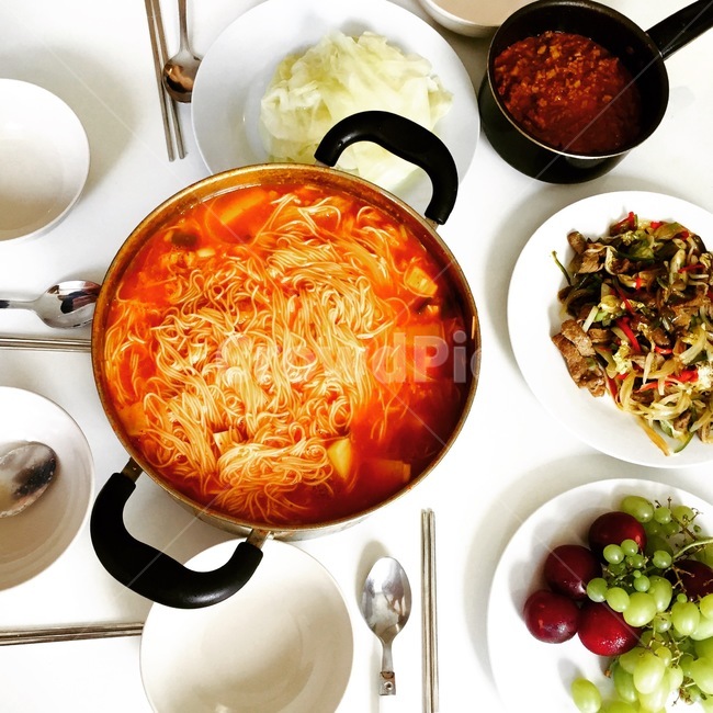 음식,요리,한식,과일,국수,김치찌개,식기,접시
