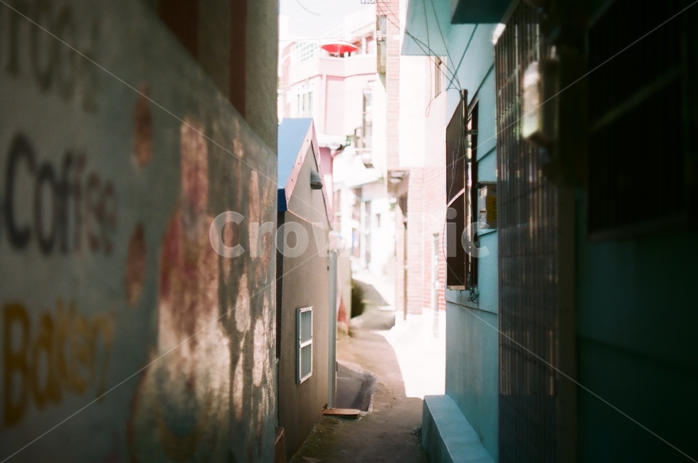 골목길,밝음,빛,어두움,글씨,필름,골목길,alley,감성,sensible,feeling,빈티지사진,빈티지느낌,빈티지감성,vintage,town,도시,road,도로,city,시티,street,거리,urban,어반,building,건물