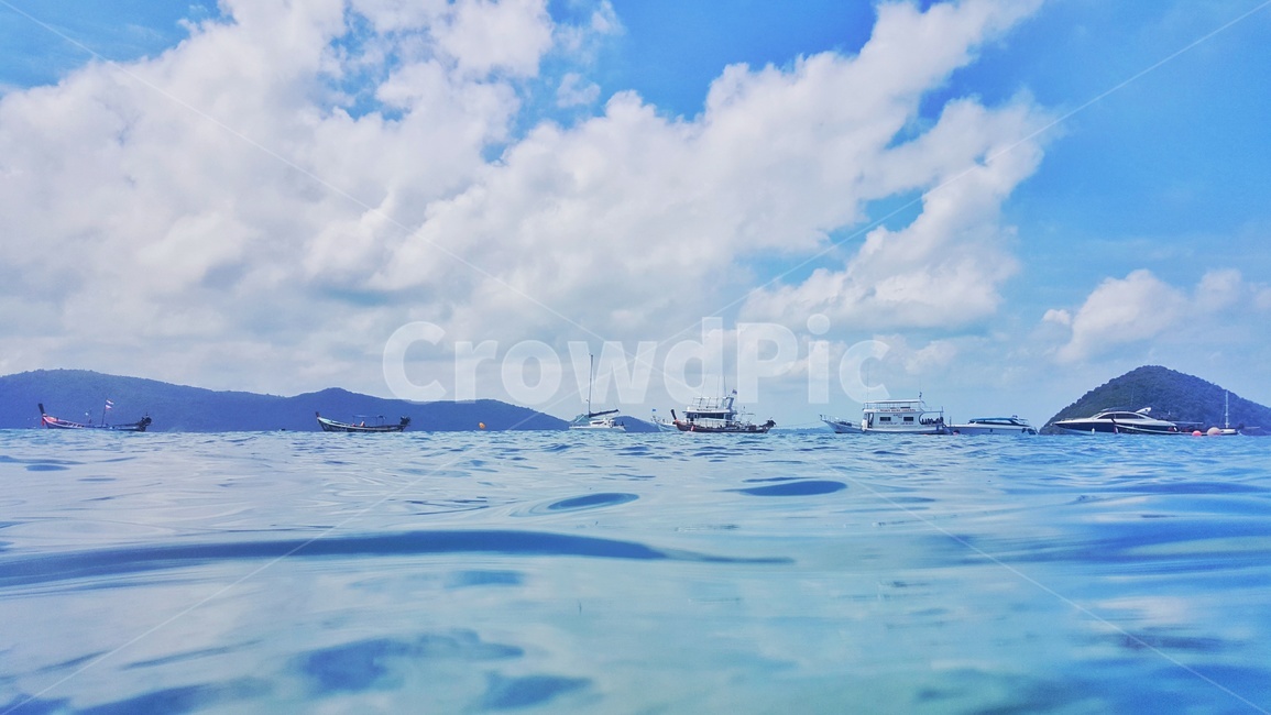 바다,하늘,구름,보트,배,여름,summer,자연,풍경,nature,landscape,outdoors,옥외,ocean,대양,sea,water,물,land,땅,vehicle,차량,boat,transportation,교통,shoreline,해안선