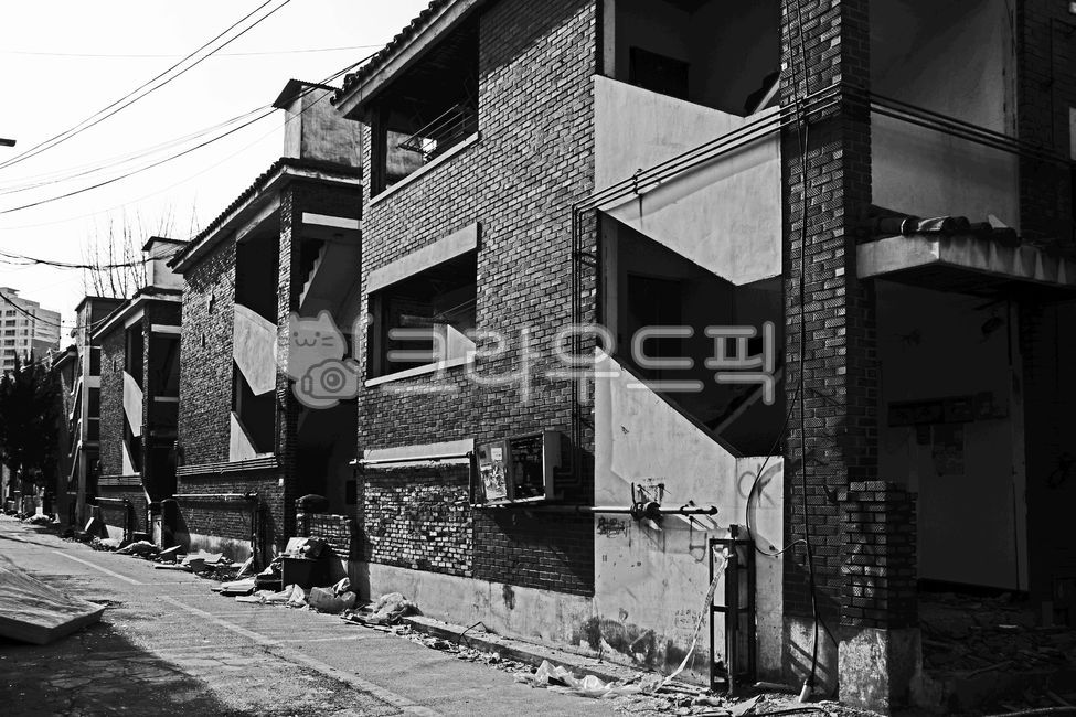 redevelopment,Uiwang city,redevelopment district,Multifamily housing,Demolition,house,Naeseonla District,alley,Naesondong,abandoned house,multigenerational housing,Grayscale