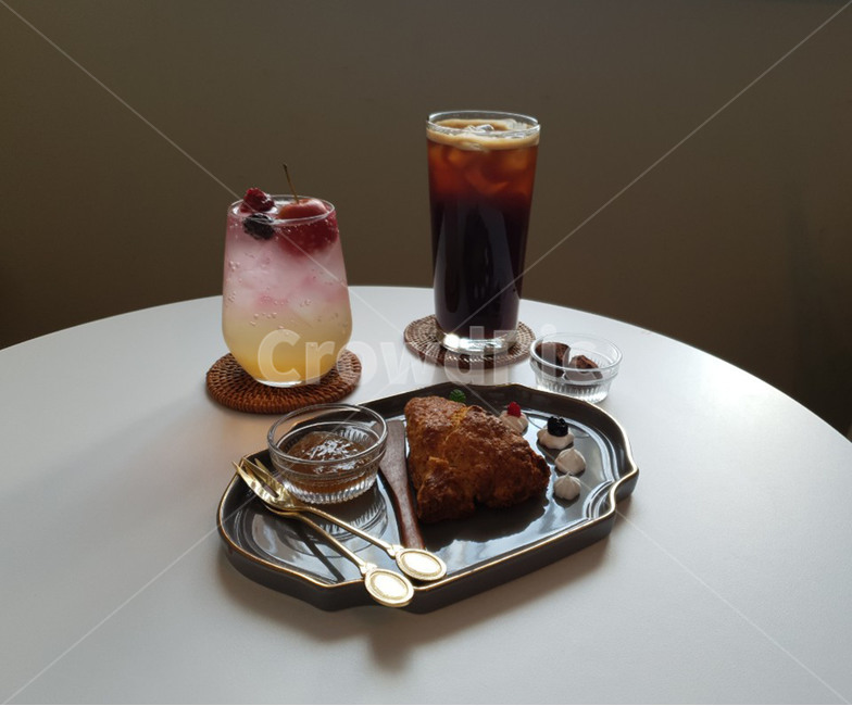 마실것,beverage,drink,카페,coffee,테이블,커피,스콘,scone,휴식,미니멀리즘,음식,food,간식,컵,cup,포크,빛,light,실내,커피한잔,rest,cafe,healing,빈티지,vintage,커피,카페,coffee,cafe