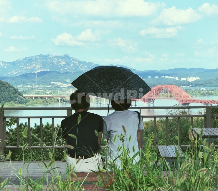 방화대교,한강,개화산,부부,여름풍경,강서구,둘레길,무더위,햇빛,양산,구름,북한산,전망대,휴식,편안함,연인,동반자,동행
