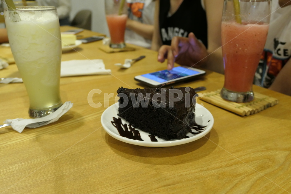 초코케이크,초코케익,조각케익,케이크,데코레이션,데코,모임,사람들,대중,군중,other people,crowd,신체일부,몸,body,음식,식재료,요리,food,cook,meal,dishes,food reserves,디저트,간식,후식,dessert,snack
