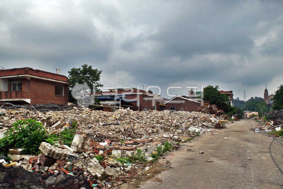 waste,redevelopment,Naesonda Station,Uiwang city,reconstruction,Demolition,abandoned house