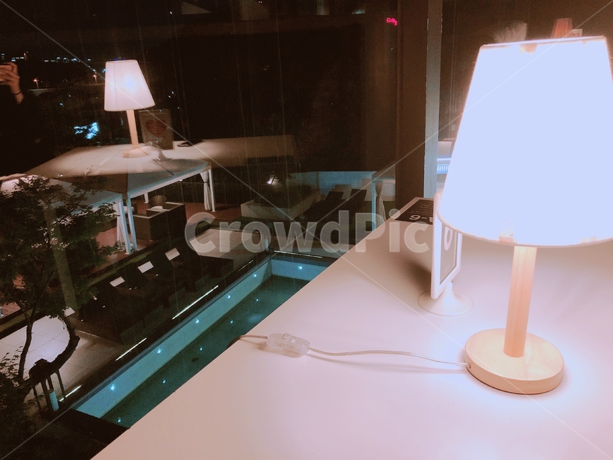 table,밤,창가,무드등,유리,인테리어,실내디자인,interior design