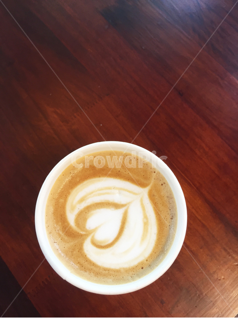 커피,라떼,카페,라떼아트,하트,음료,나무테이블,커피,카페,coffee,cafe