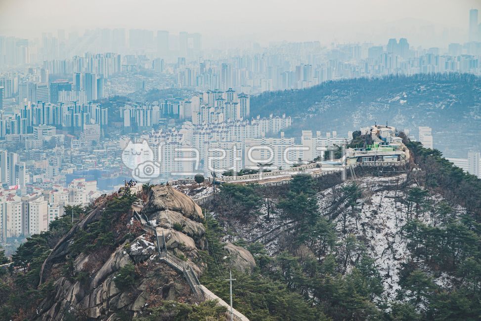 Inwangsan,Inwangsan peak,Seoul view,Seoul scenery,Seoul city scenery,cloudy day,fine dust,Seoul fine dust,Jongno-gu,Seodaemun-gu,mountain climbing,Inwangsan mountain climbing,climbing,mountain,mountaineering club,sunlight,snowy mountain,s
