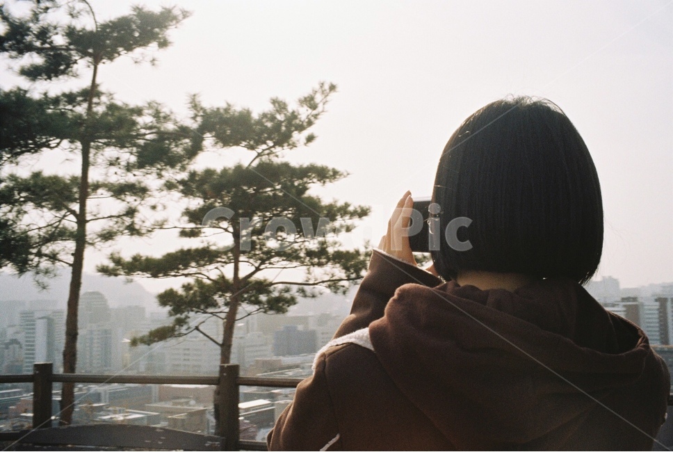 사진찍는여자,단발머리여자,필름사진찍기,필카,필름,필름카메라,film,filmphoto,나무,소나무,사진찍기,사진찍는모습,필름카메라찍기,필름사진찍는모습,사람,인물,인간,human,person,여성,여자,woman,female,lady,사진작가,포토그래퍼,photographer